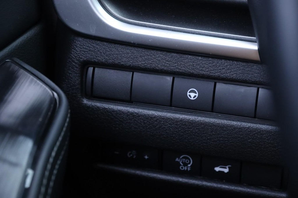 Nissan Rogue Vehicle Full-screen Gallery Image 23