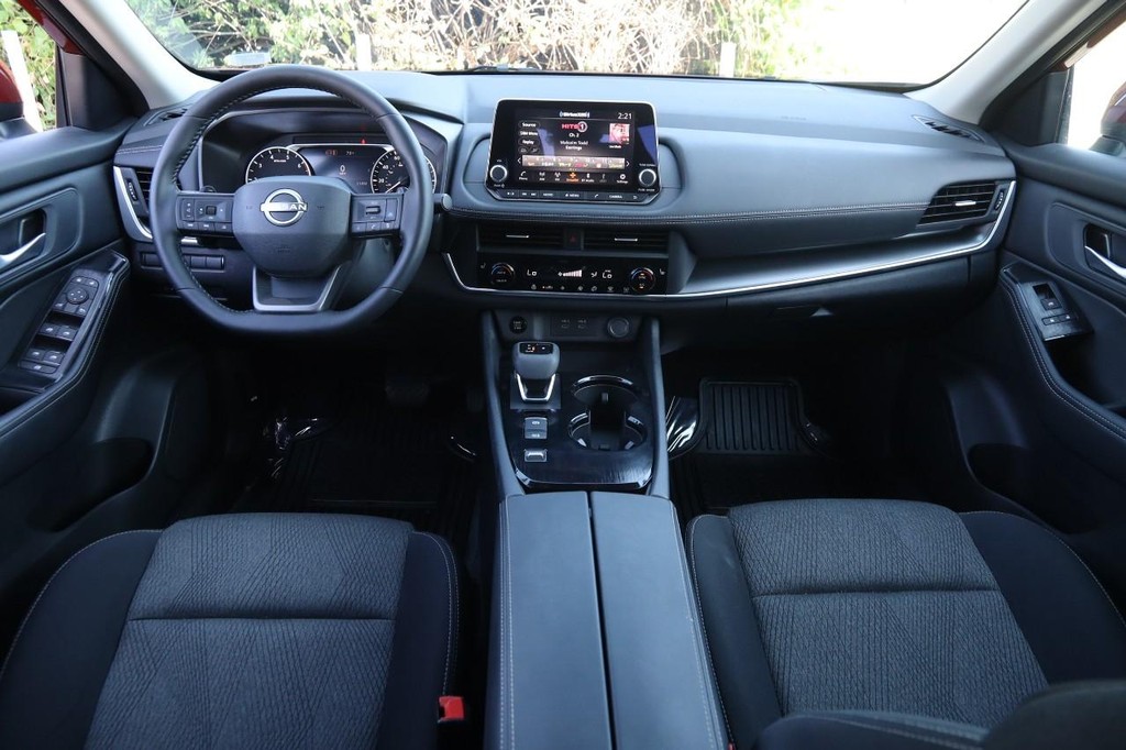 Nissan Rogue Vehicle Full-screen Gallery Image 24