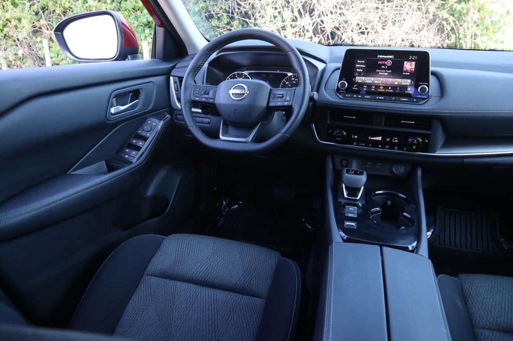 Nissan Rogue Vehicle Full-screen Gallery Image 25