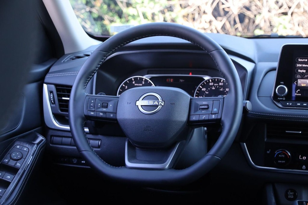 Nissan Rogue Vehicle Full-screen Gallery Image 26