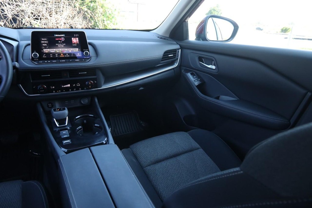 Nissan Rogue Vehicle Full-screen Gallery Image 28