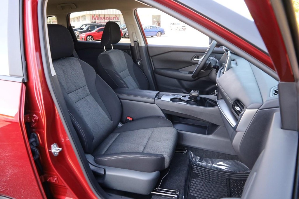 Nissan Rogue Vehicle Full-screen Gallery Image 29