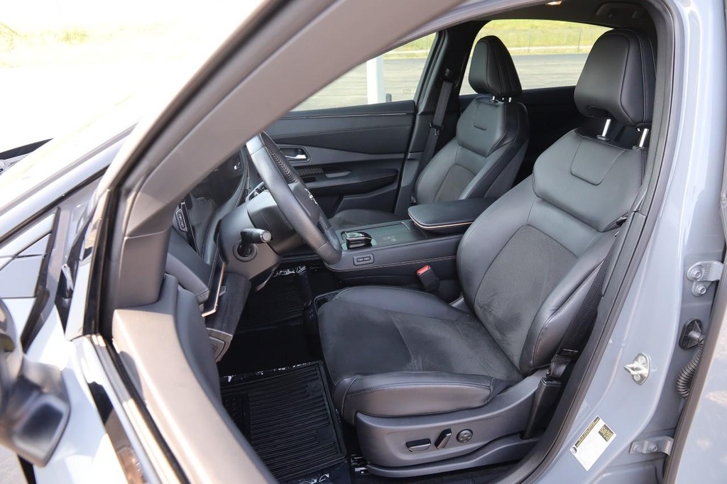 Nissan ARIYA Vehicle Full-screen Gallery Image 8