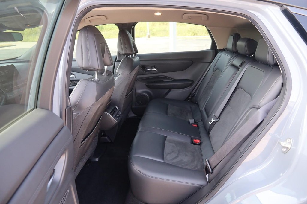 Nissan ARIYA Vehicle Full-screen Gallery Image 9