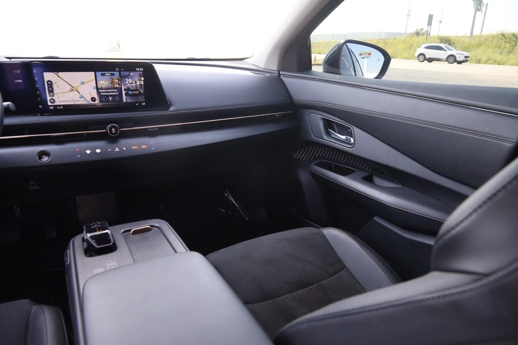 Nissan ARIYA Vehicle Full-screen Gallery Image 26