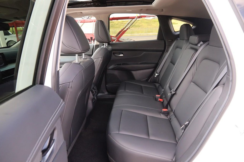 Nissan Murano Vehicle Full-screen Gallery Image 11