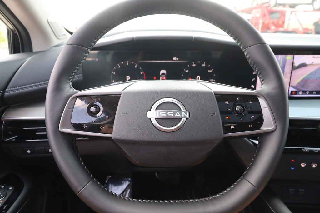 Nissan Murano Vehicle Full-screen Gallery Image 12