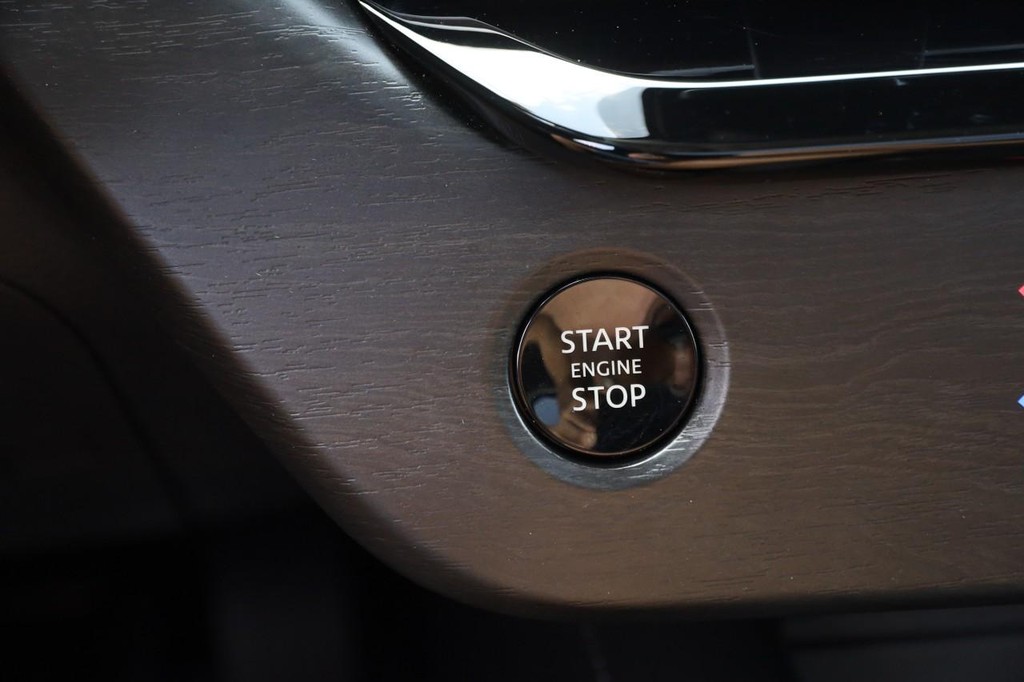 Nissan Murano Vehicle Full-screen Gallery Image 16
