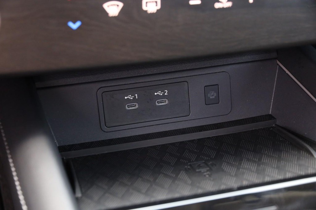 Nissan Murano Vehicle Full-screen Gallery Image 21