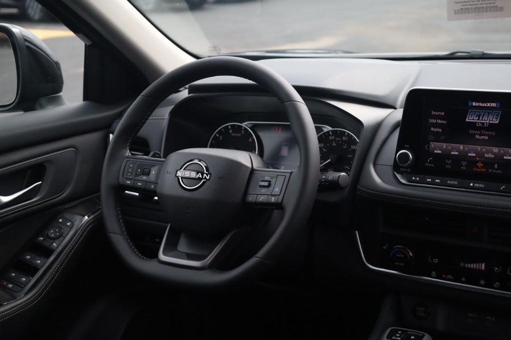 Nissan Rogue Vehicle Image 25