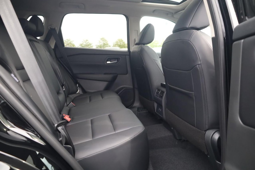 Nissan Rogue Vehicle Image 22