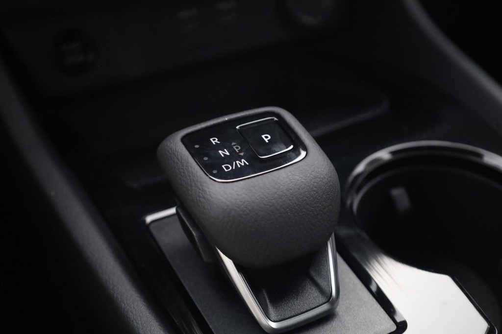 Nissan Rogue Vehicle Image 19