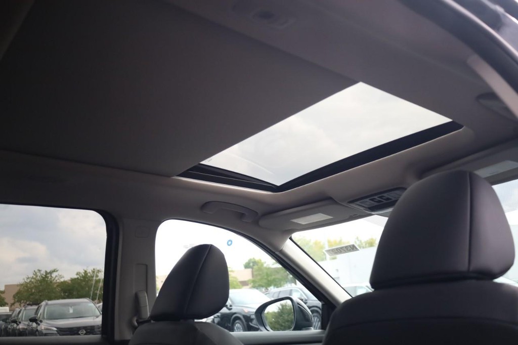 Nissan Rogue Vehicle Image 23