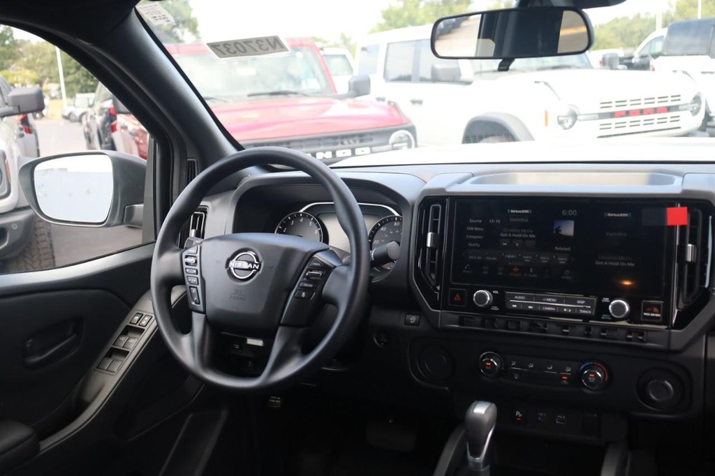 Nissan Frontier Vehicle Image 24