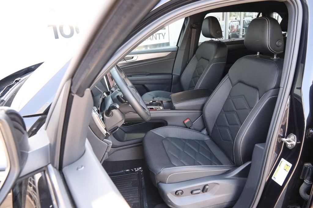 Volkswagen Atlas Cross Sport Vehicle Image 09