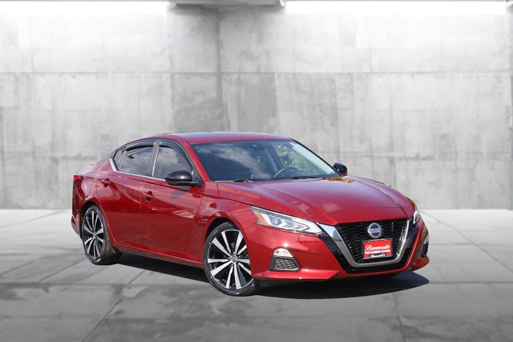 Nissan Altima Vehicle Full-screen Gallery Image 2