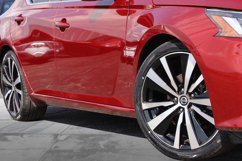 Nissan Altima Vehicle Full-screen Gallery Image 3