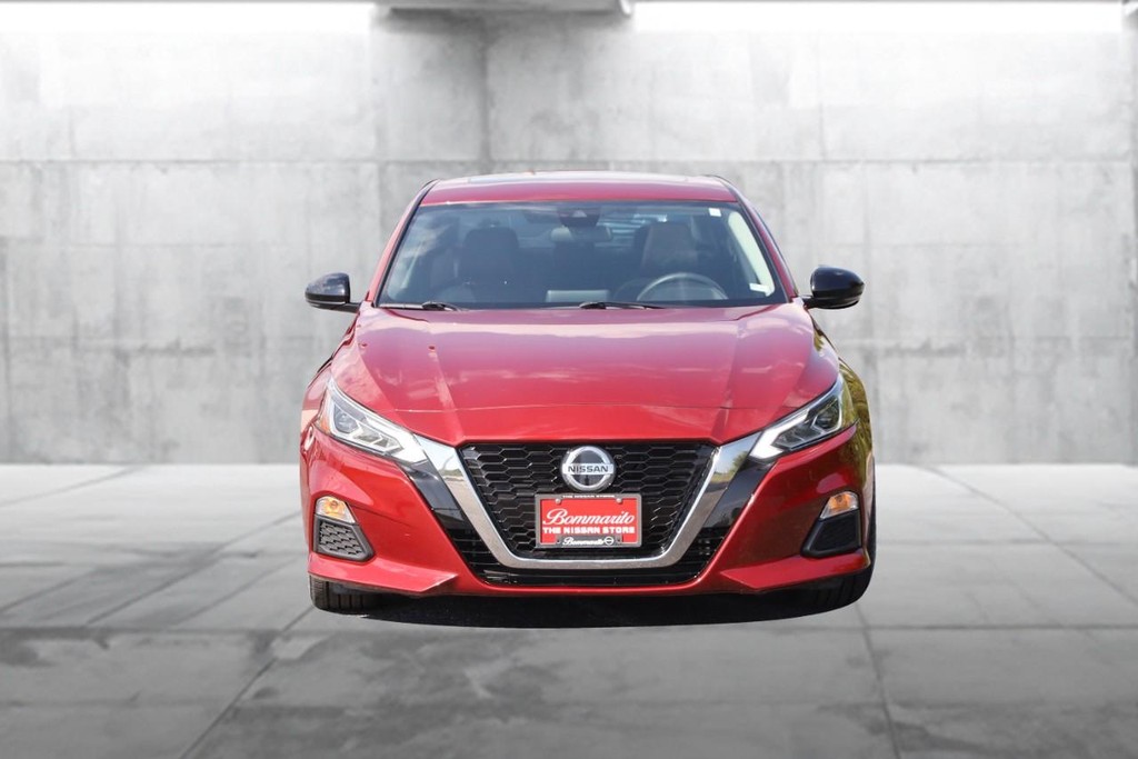 Nissan Altima Vehicle Full-screen Gallery Image 4
