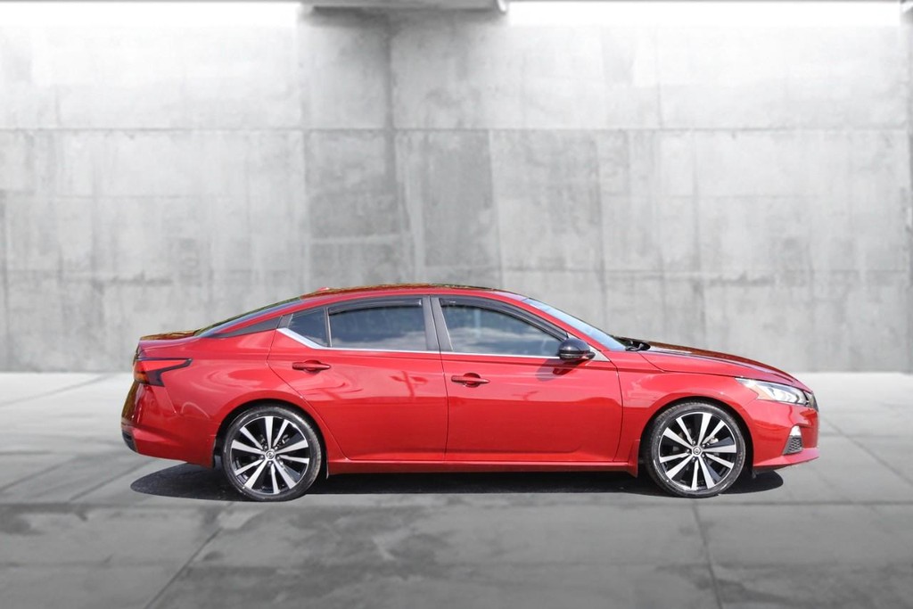 Nissan Altima Vehicle Full-screen Gallery Image 5