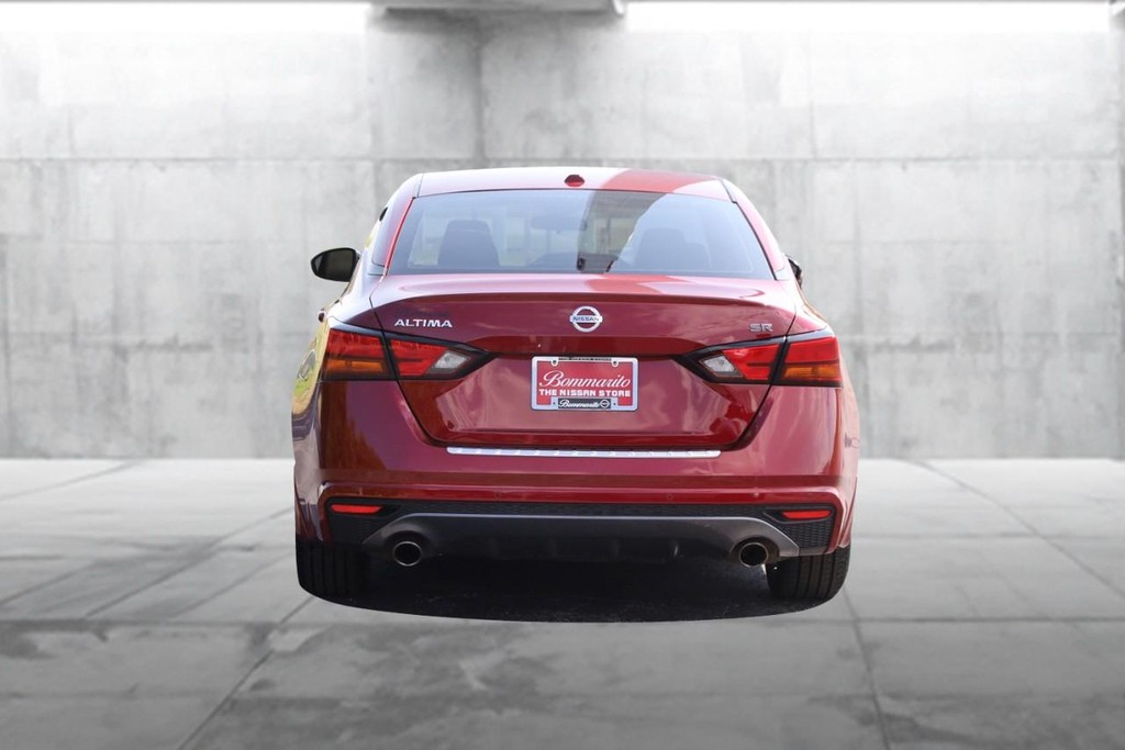 Nissan Altima Vehicle Full-screen Gallery Image 6