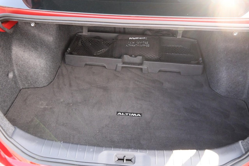 Nissan Altima Vehicle Full-screen Gallery Image 7