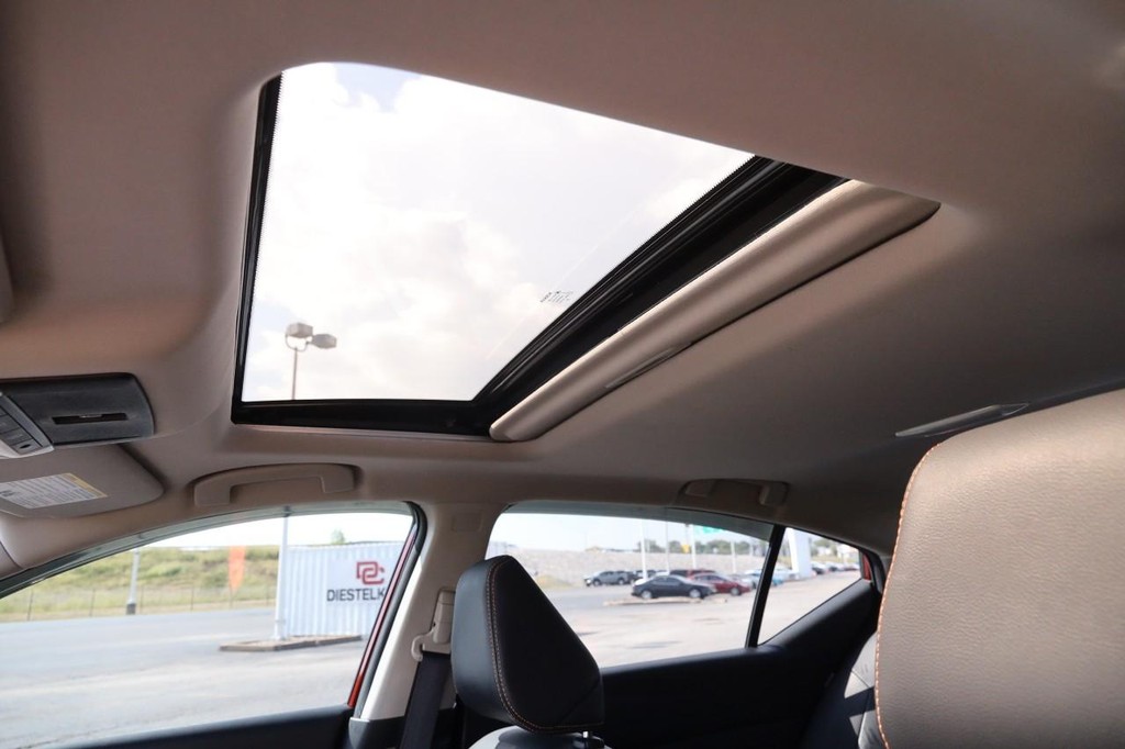 Nissan Altima Vehicle Full-screen Gallery Image 8