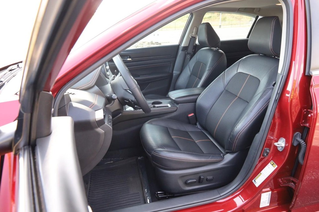Nissan Altima Vehicle Full-screen Gallery Image 9