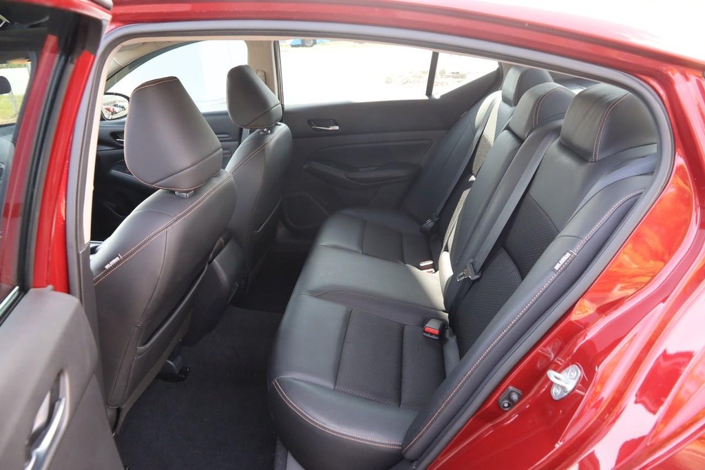 Nissan Altima Vehicle Full-screen Gallery Image 10