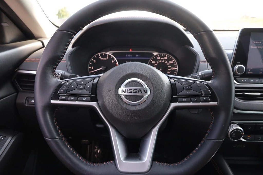 Nissan Altima Vehicle Full-screen Gallery Image 11