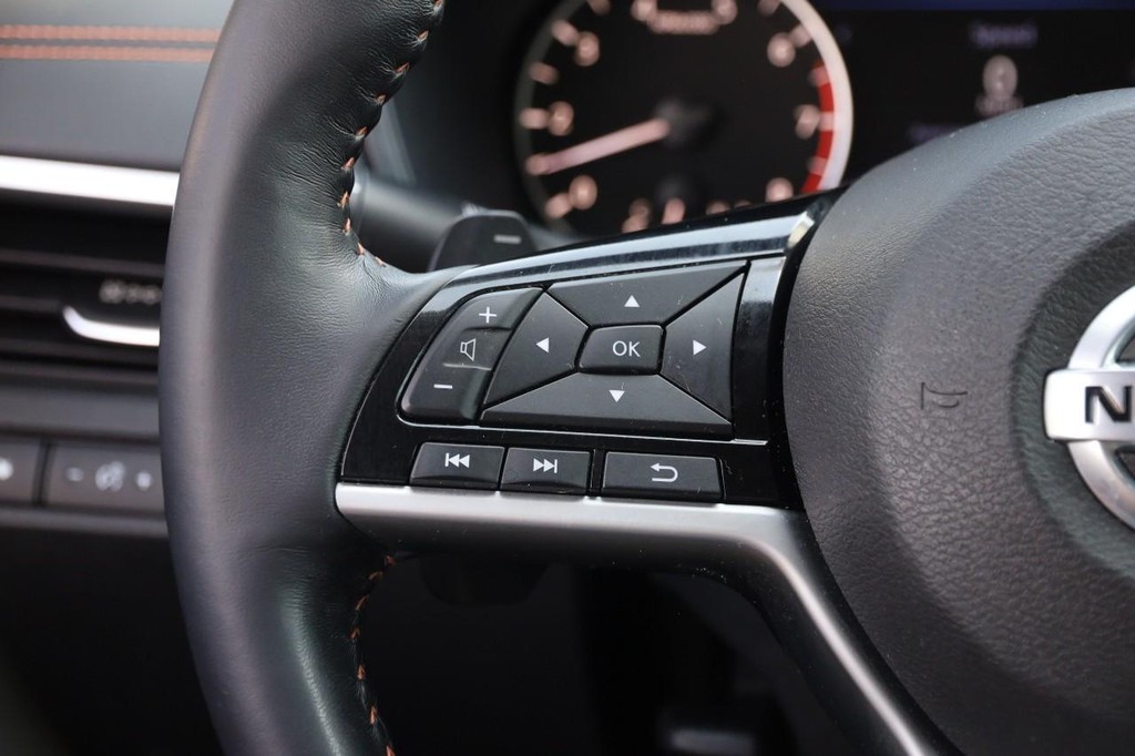 Nissan Altima Vehicle Full-screen Gallery Image 12