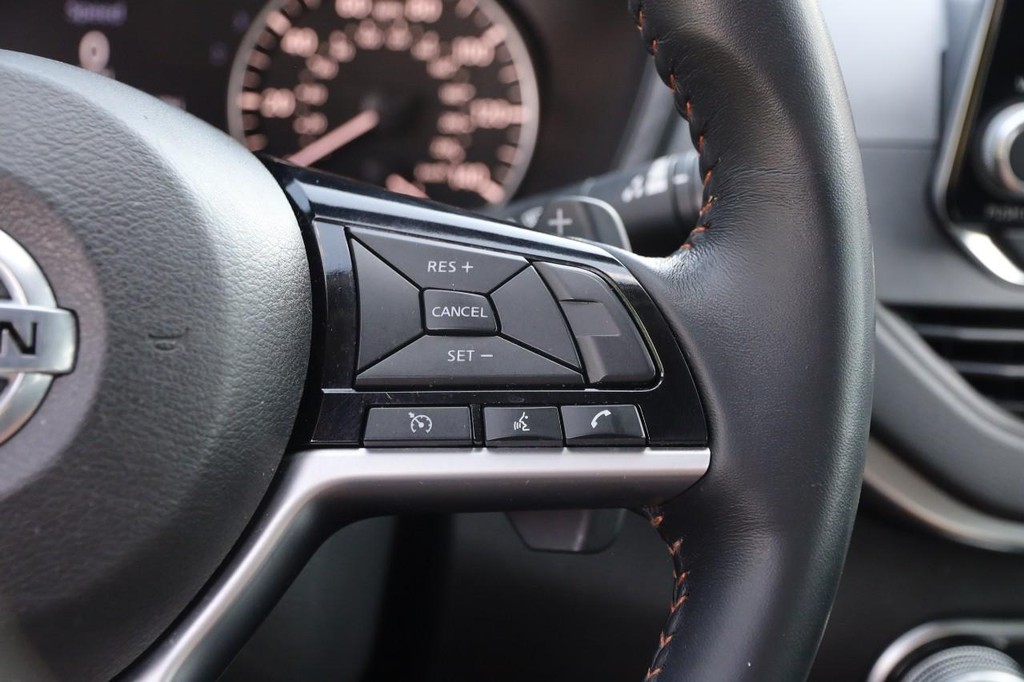 Nissan Altima Vehicle Full-screen Gallery Image 13