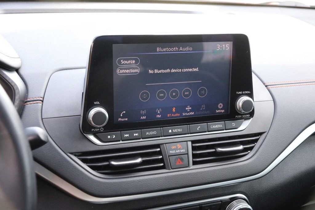 Nissan Altima Vehicle Full-screen Gallery Image 16
