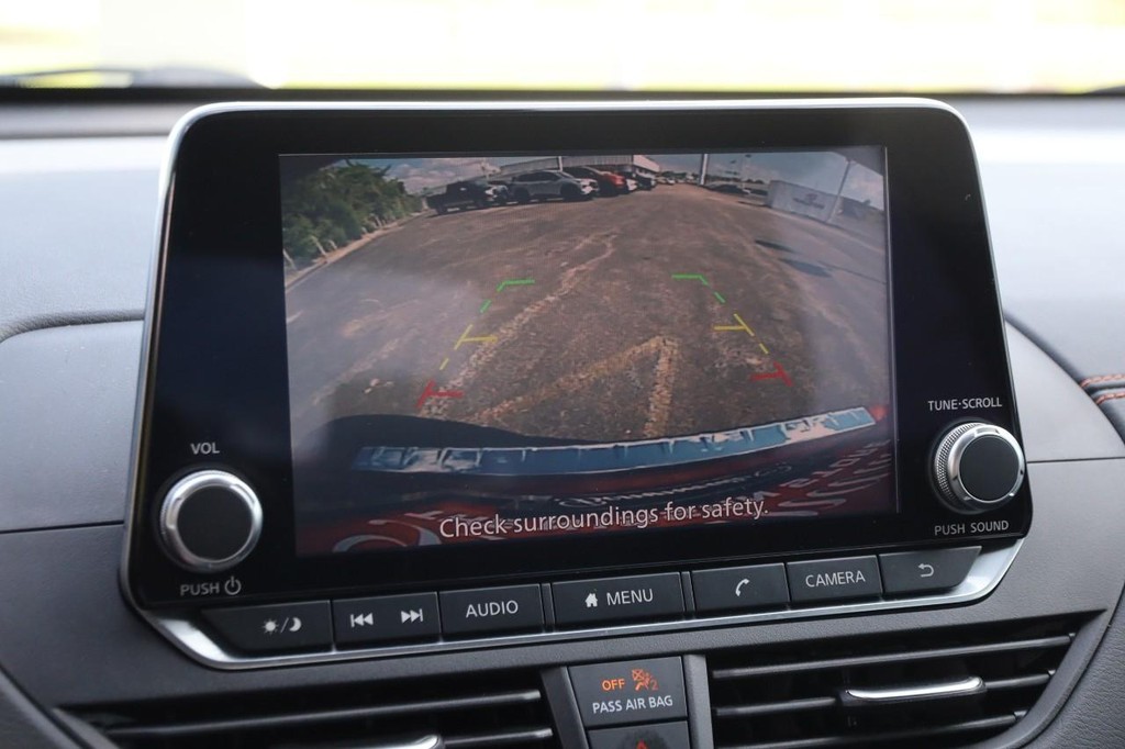 Nissan Altima Vehicle Full-screen Gallery Image 17