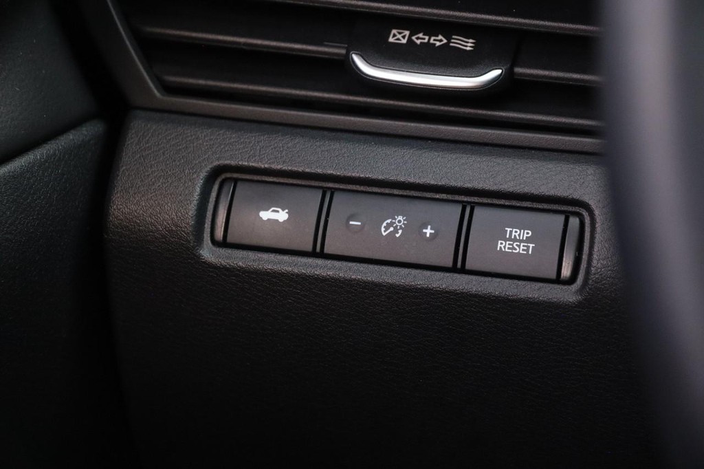 Nissan Altima Vehicle Full-screen Gallery Image 20