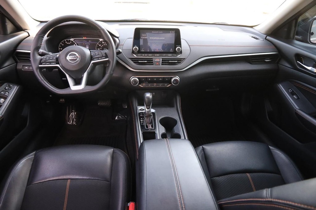 Nissan Altima Vehicle Full-screen Gallery Image 21