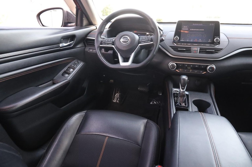 Nissan Altima Vehicle Full-screen Gallery Image 22
