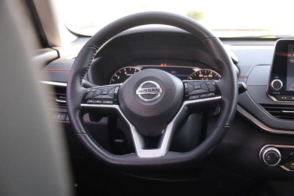 Nissan Altima Vehicle Full-screen Gallery Image 23