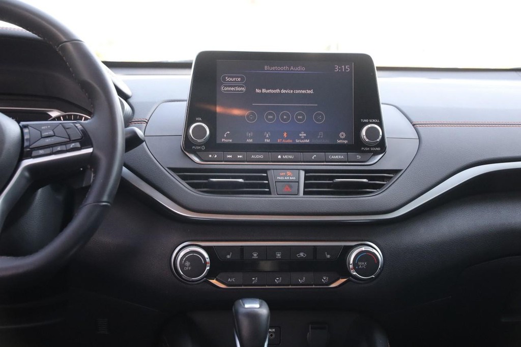 Nissan Altima Vehicle Full-screen Gallery Image 24