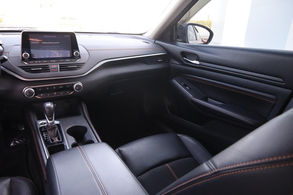 Nissan Altima Vehicle Full-screen Gallery Image 25