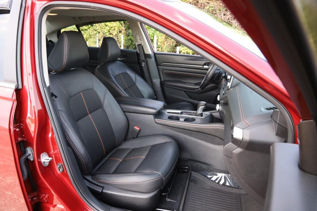 Nissan Altima Vehicle Full-screen Gallery Image 26