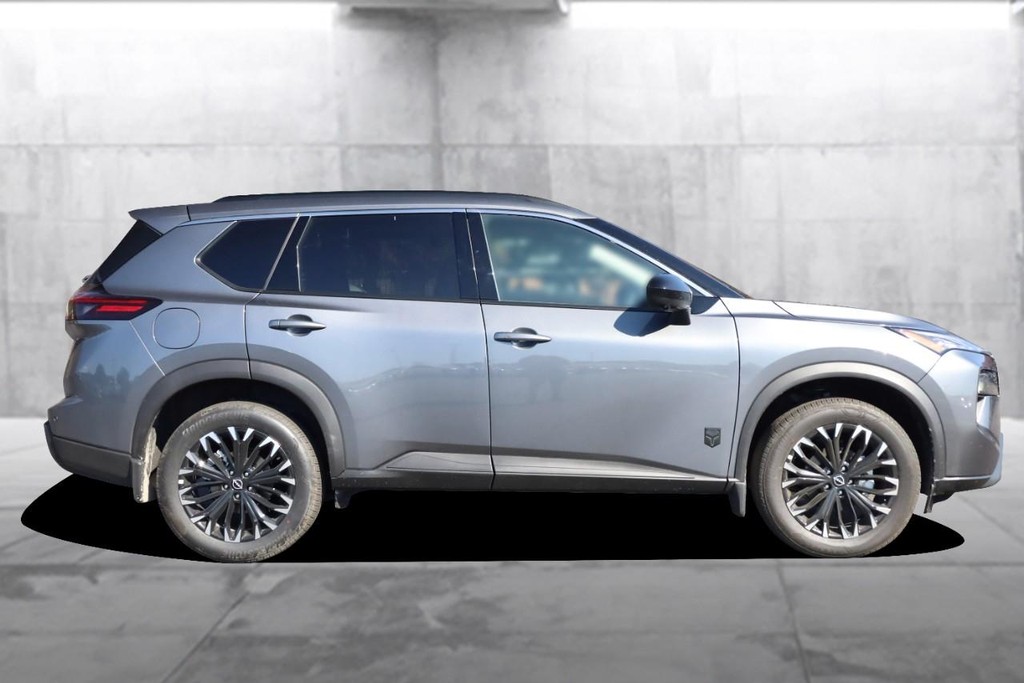 Nissan Rogue Vehicle Full-screen Gallery Image 5
