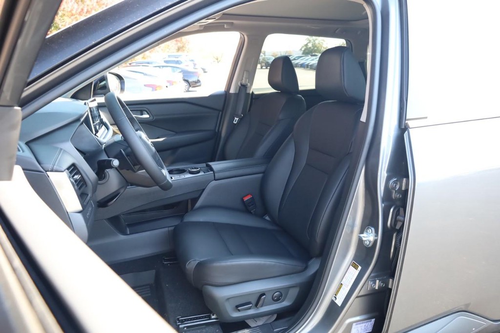 Nissan Rogue Vehicle Full-screen Gallery Image 8