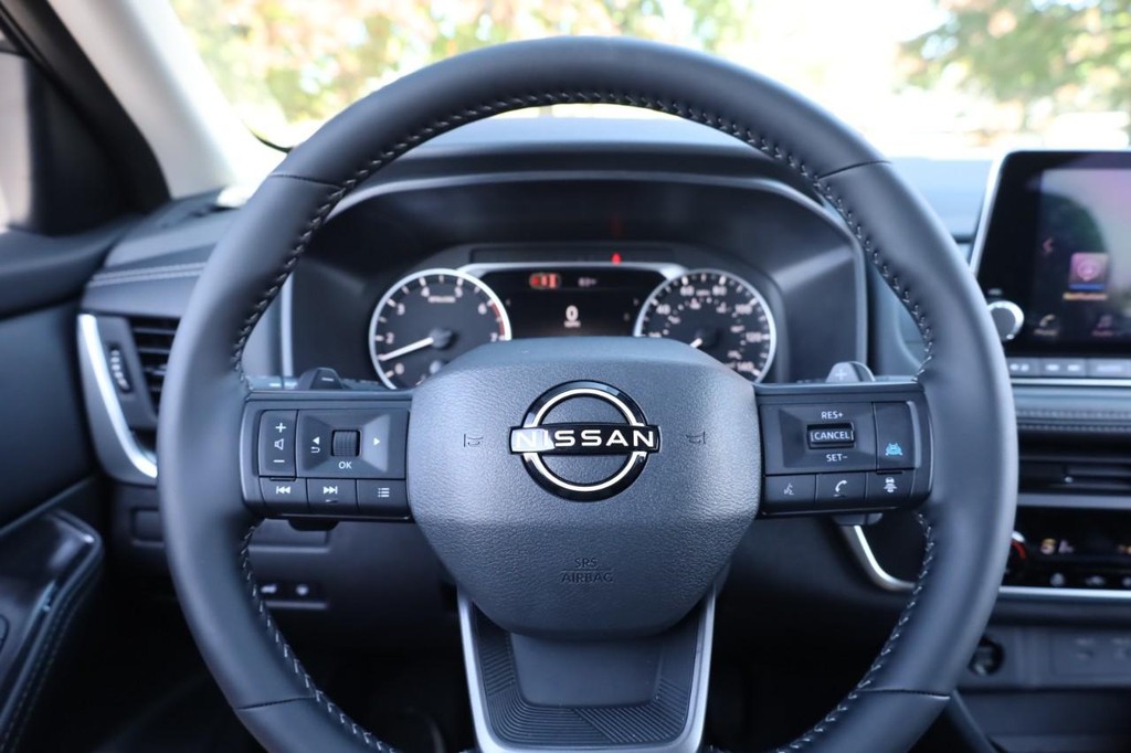 Nissan Rogue Vehicle Full-screen Gallery Image 9