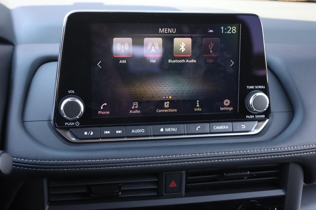 Nissan Rogue Vehicle Full-screen Gallery Image 11