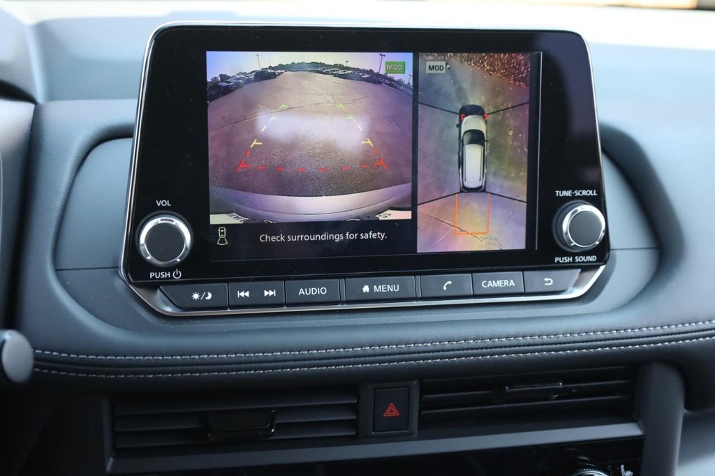 Nissan Rogue Vehicle Full-screen Gallery Image 12
