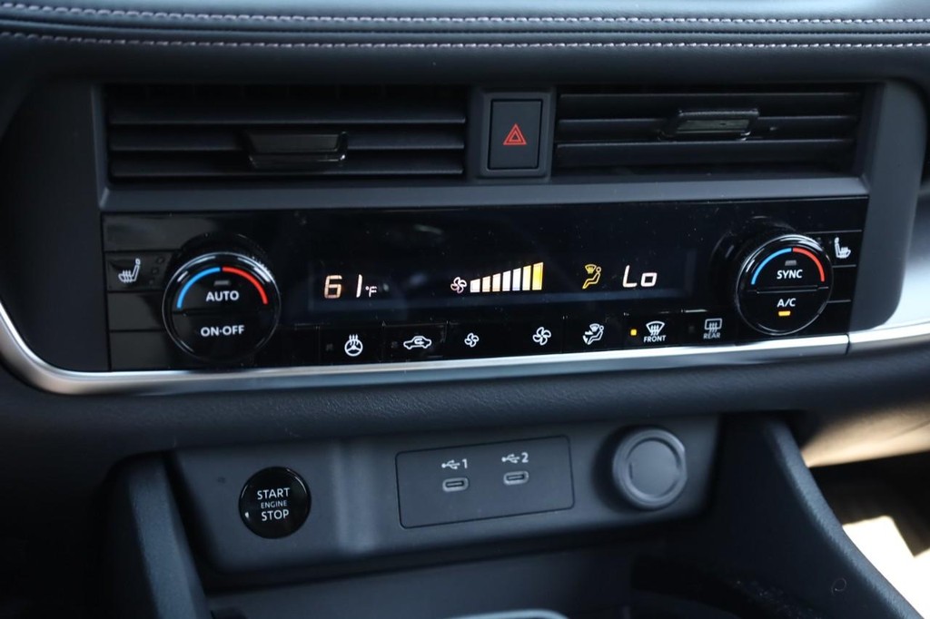 Nissan Rogue Vehicle Full-screen Gallery Image 13