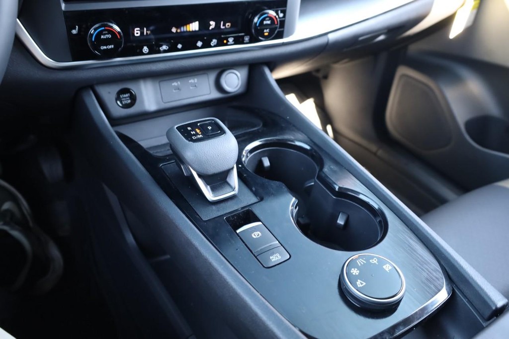 Nissan Rogue Vehicle Full-screen Gallery Image 15