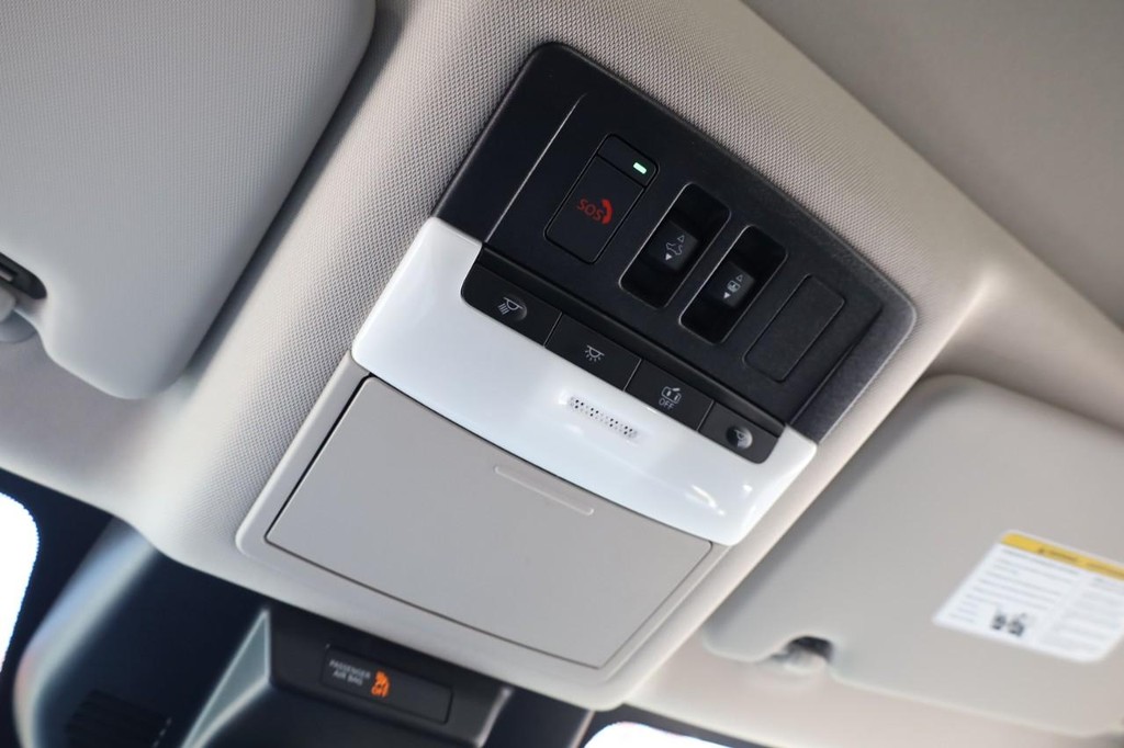 Nissan Rogue Vehicle Full-screen Gallery Image 16