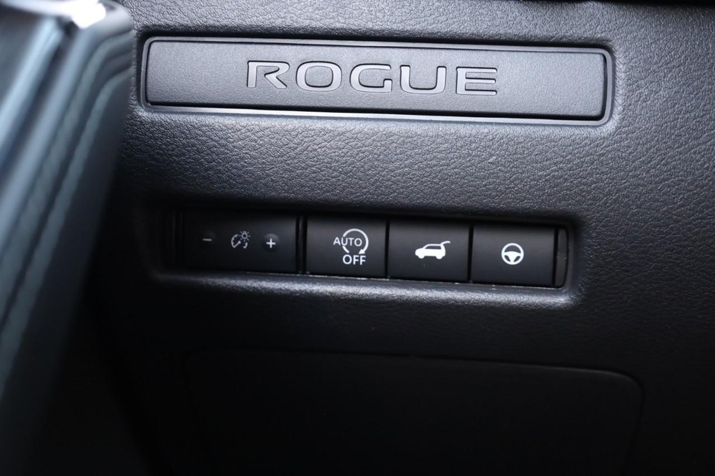 Nissan Rogue Vehicle Full-screen Gallery Image 18