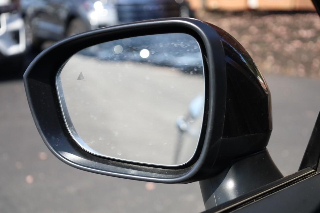 Nissan Rogue Vehicle Full-screen Gallery Image 19